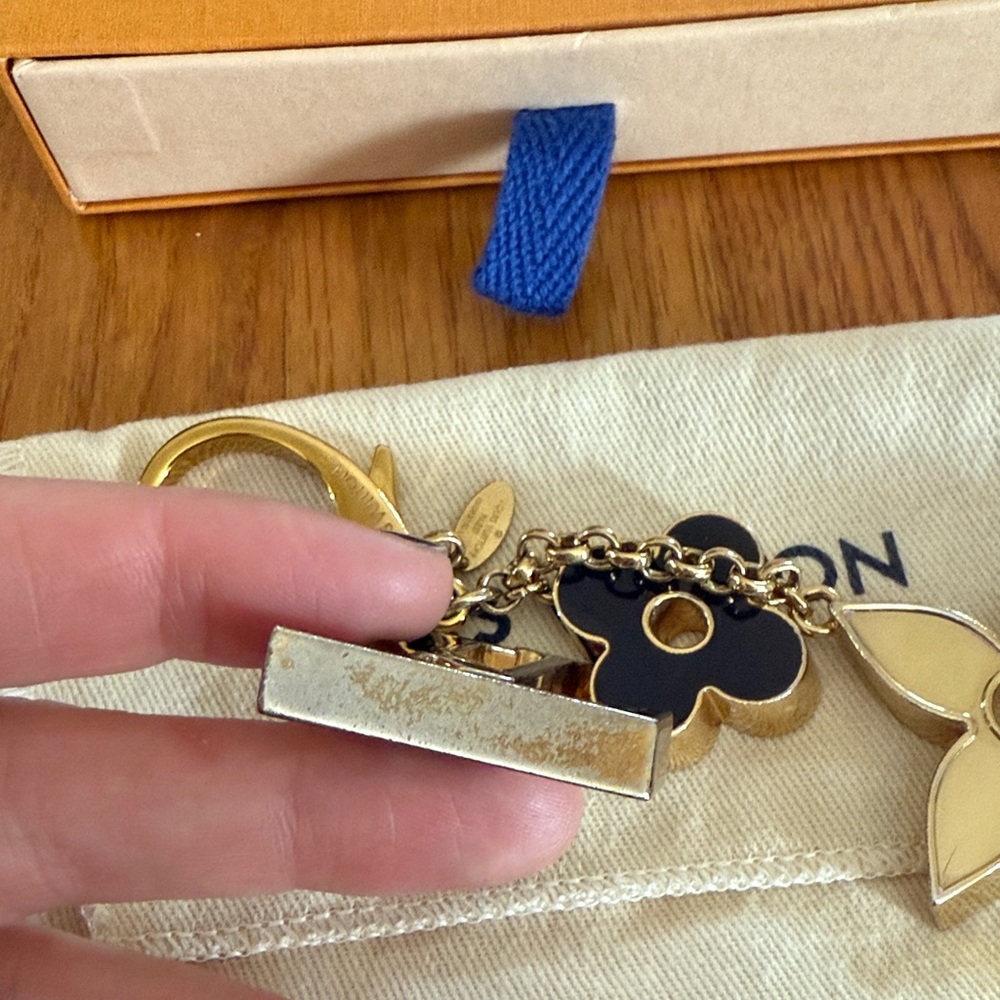 Louis Vuitton Gold and Black Floral Key Holder - Picture 5 of 11